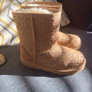 Kids’ Classic II Glitter Leopard Uggs